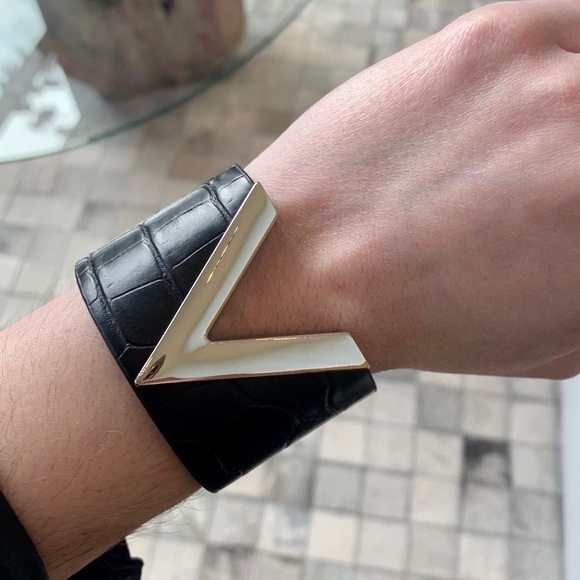 Black Croc Leather Silver V Cut Cuff Bracelet - Picture 5 of 11